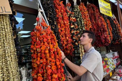 "Evde yapmanın anlamı kalmadı" diyerek hazır almaya başladılar. Dükkanda 300 lira
