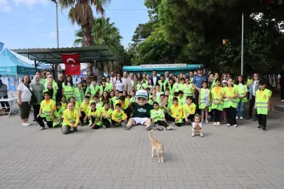 Gönüllüler Körfez’de 1 ton atık topladı