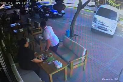 Kafede oturanlara hafif ticari araç çarptı; 1 yaralı