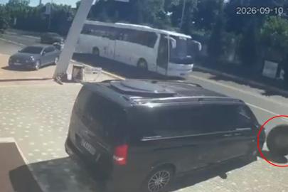 Kamyonun fırlayan tekerleği tabelaya çarptı