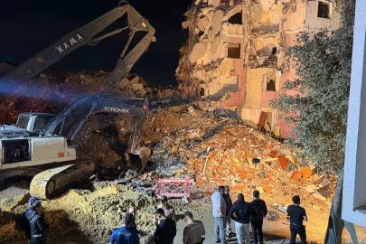 Küçükçekmece'de yıkım sırasında bina çöktü: 3 kişi yaralandı