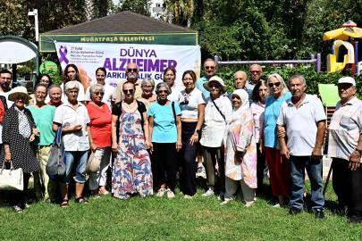 Muratpaşa, Alzheimer farkındalığı için yaşlı evlerinde buluştu