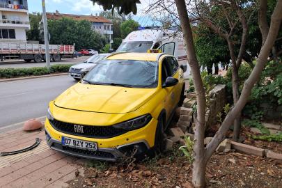 Taksi ile ticari araç çarpıştı
