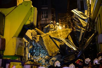 Beyoğlu'nda 5 katlı metruk bina çöktü