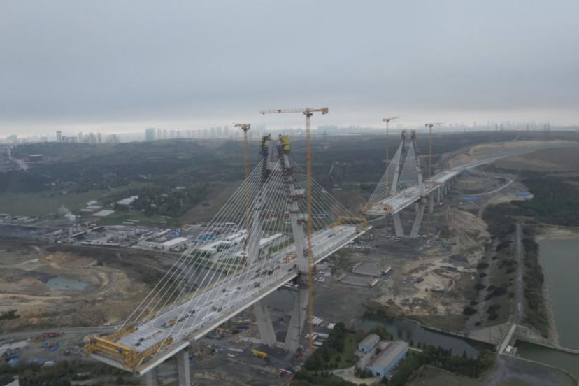 İstanbul'a 8 şeritli yeni köprü geliyor. 196 metre yüksekliğindeki kuleler yükseliyor